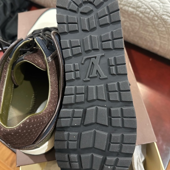 Louis Vuitton - Picture 6 of 7